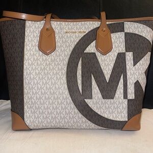 MICHAEL MICHAEL KORS
Eva Large Two-Tone Logo Tote Bag
